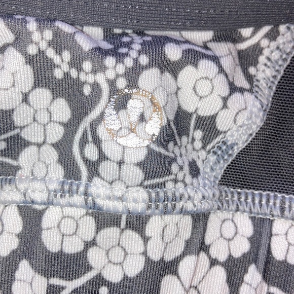 Lulu lemon size 4 sports bra - Picture 3 of 3